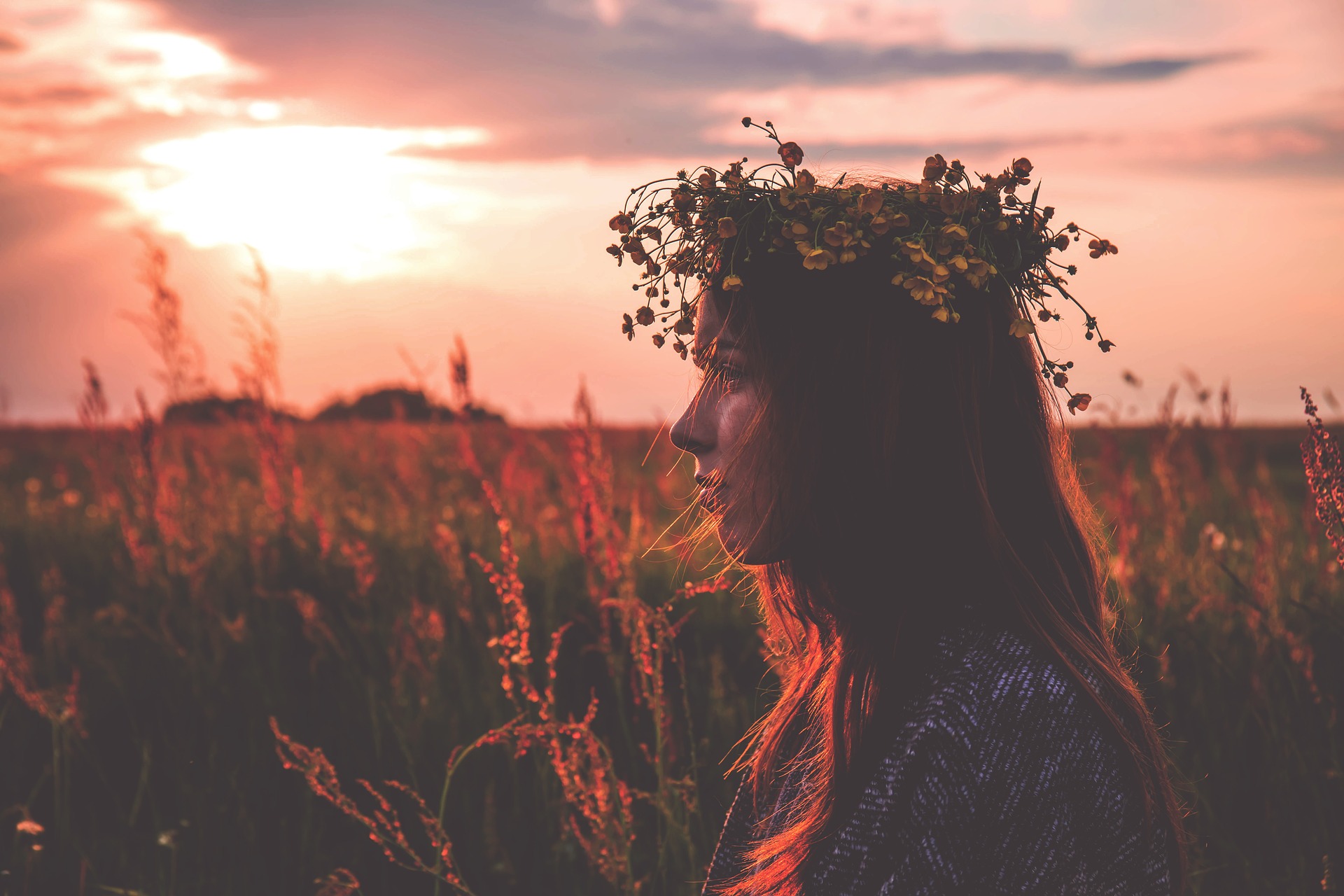 Tocado de flores en atardecer